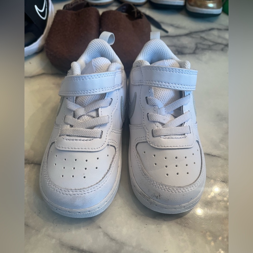 Nike Kids White Sneakers court